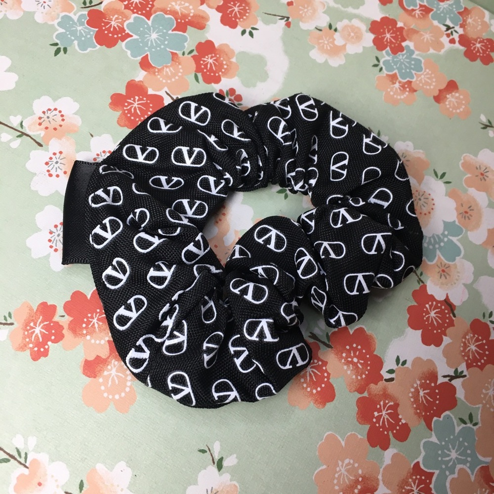 Valentino Black Hair Tie Scrunchie V logo in white all over with tag in bag - Picture 2 of 7